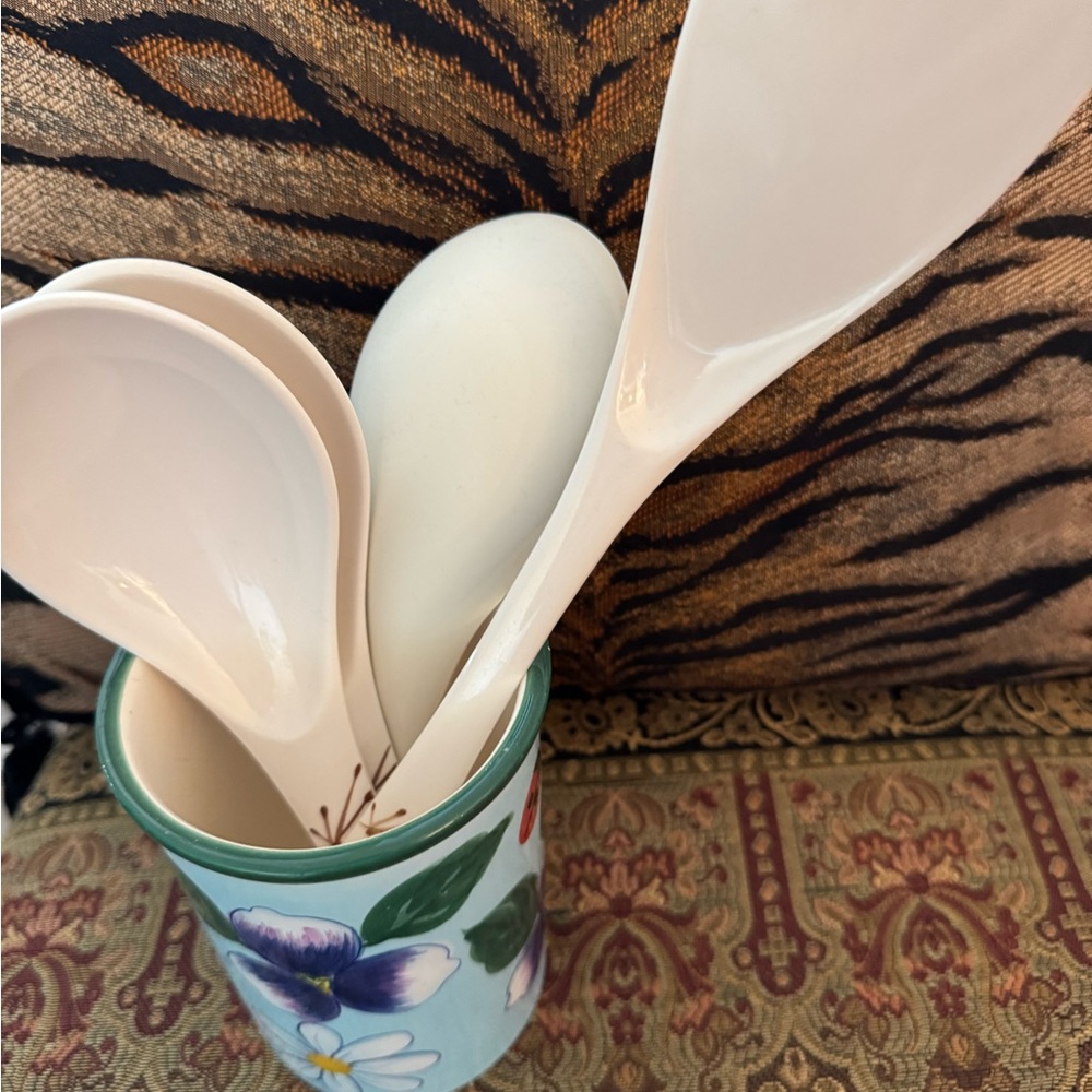 Elegant Cream Melamine Spoon Set with Design